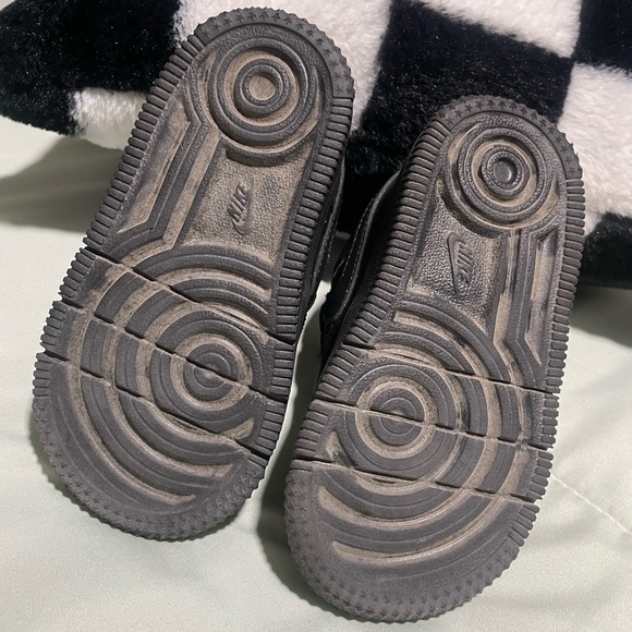 Kids Black Nike Sneakers - Picture 3 of 7